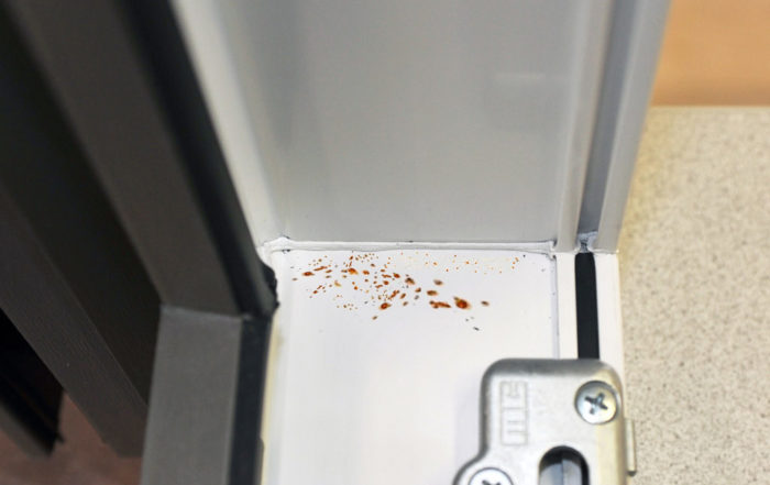 Rostflecken auf Kunststofffenstern
